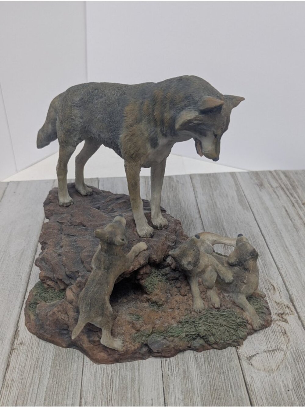 Hamilton Collection Mother's Watch Wolves of the Wilderness Wolf Figurine 1995